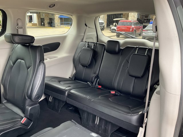 Used 2023 Chrysler Pacifica Touring-L FWD image 10