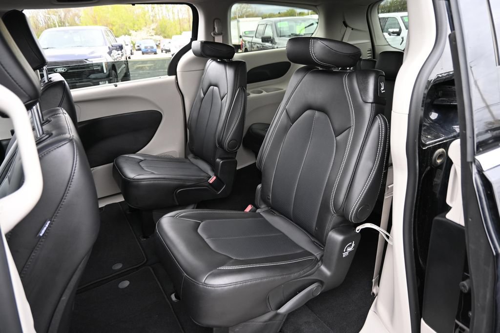 Used 2024 Chrysler Pacifica Touring-L AWD/4WD image 28