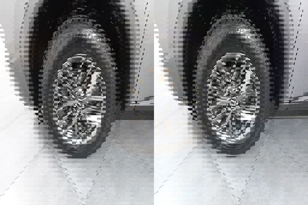 Used 2023 Nissan Rogue S image 24