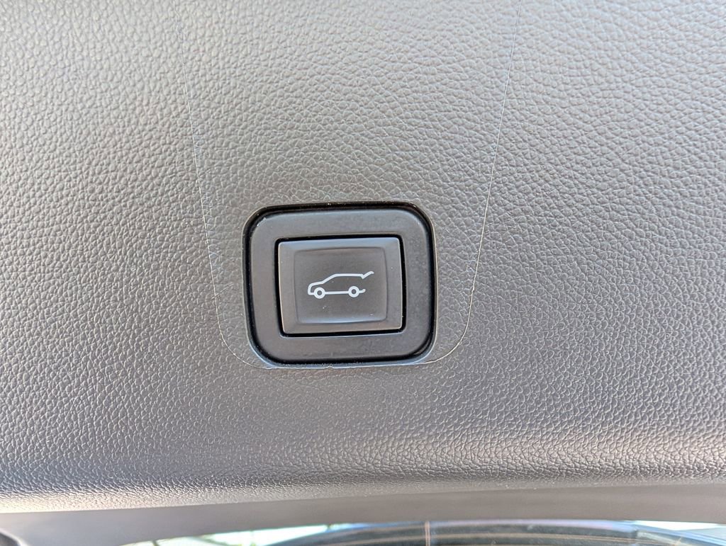 Used 2023 Chevrolet Traverse Premier FWD image 29