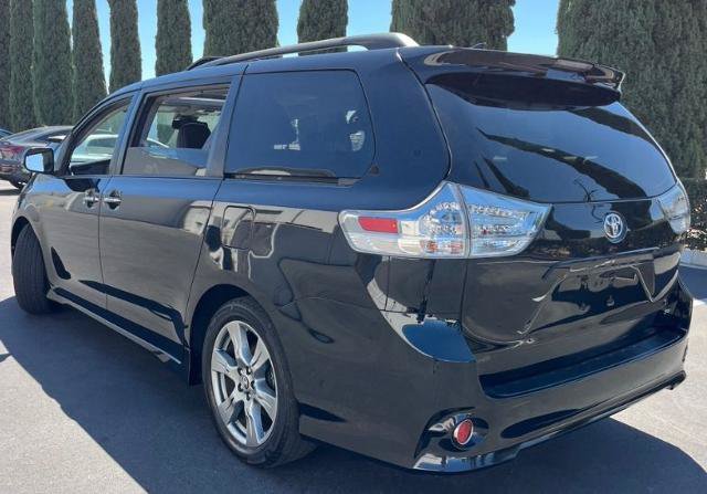 Used 2018 Toyota Sienna SE Premium w/ Carpet Mat Package FWD image 4