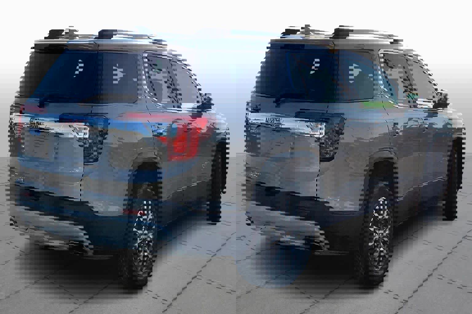 Used 2023 GMC Acadia SLE w/ Driver Convenience Package image 3