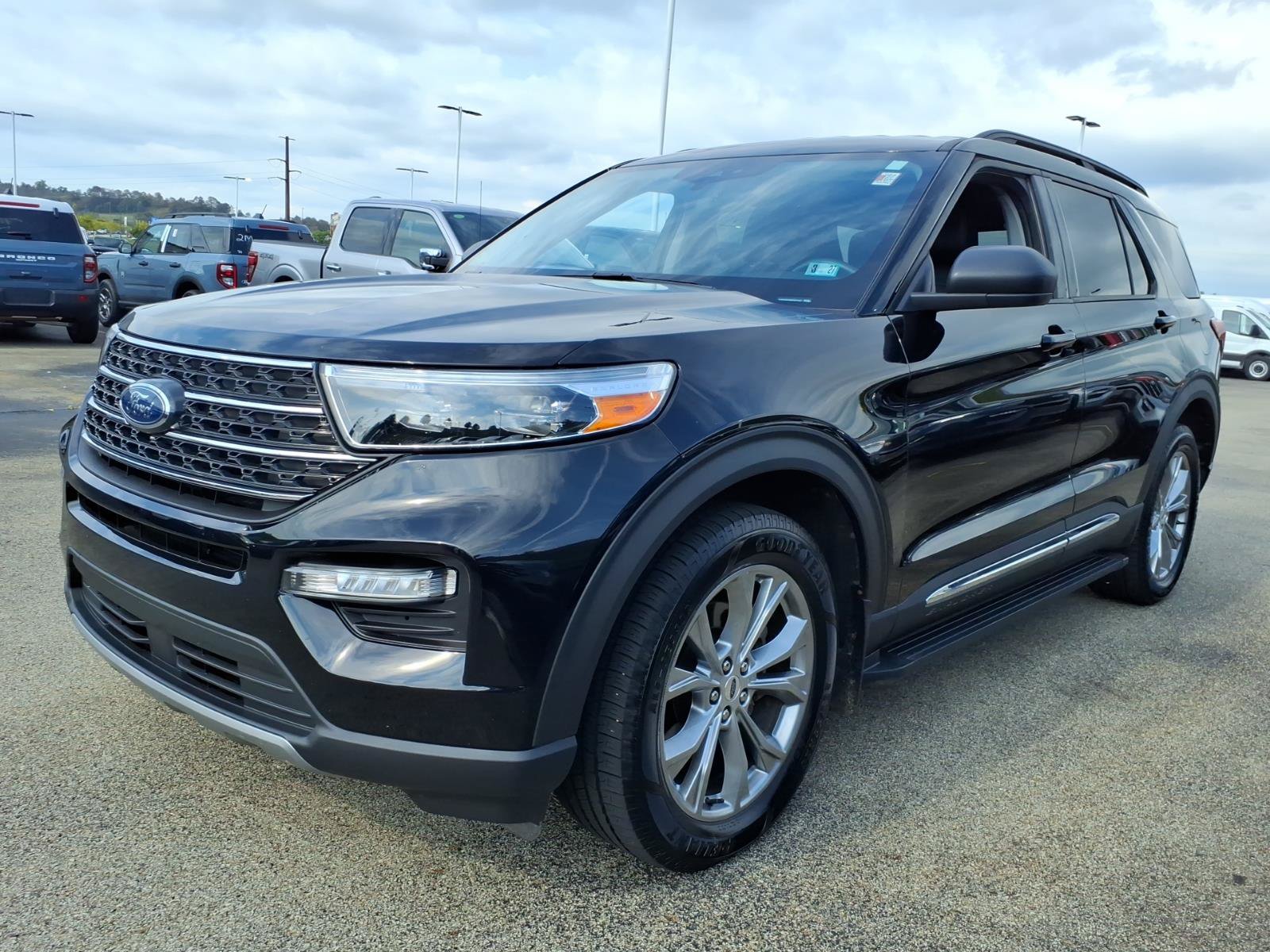 Certified 2023 Ford Explorer XLT w/ Equipment Group 202A AWD/4WD image 3