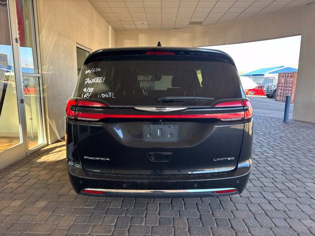 Used 2024 Chrysler Pacifica Limited FWD image 3