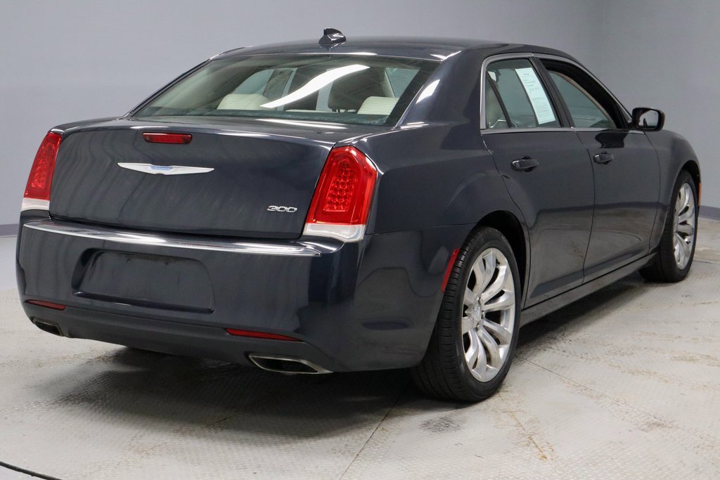 Used 2018 Chrysler 300 Touring L image 5