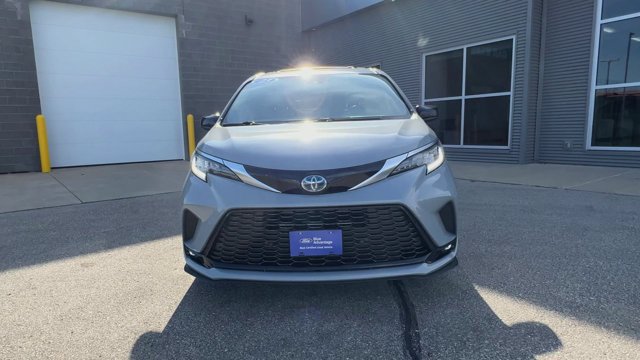 Used 2023 Toyota Sienna XSE w/ XSE Plus Package FWD image 3