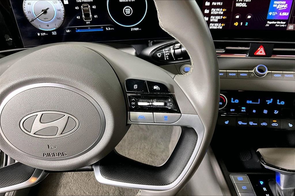 Used 2025 Hyundai Elantra SEL image 15