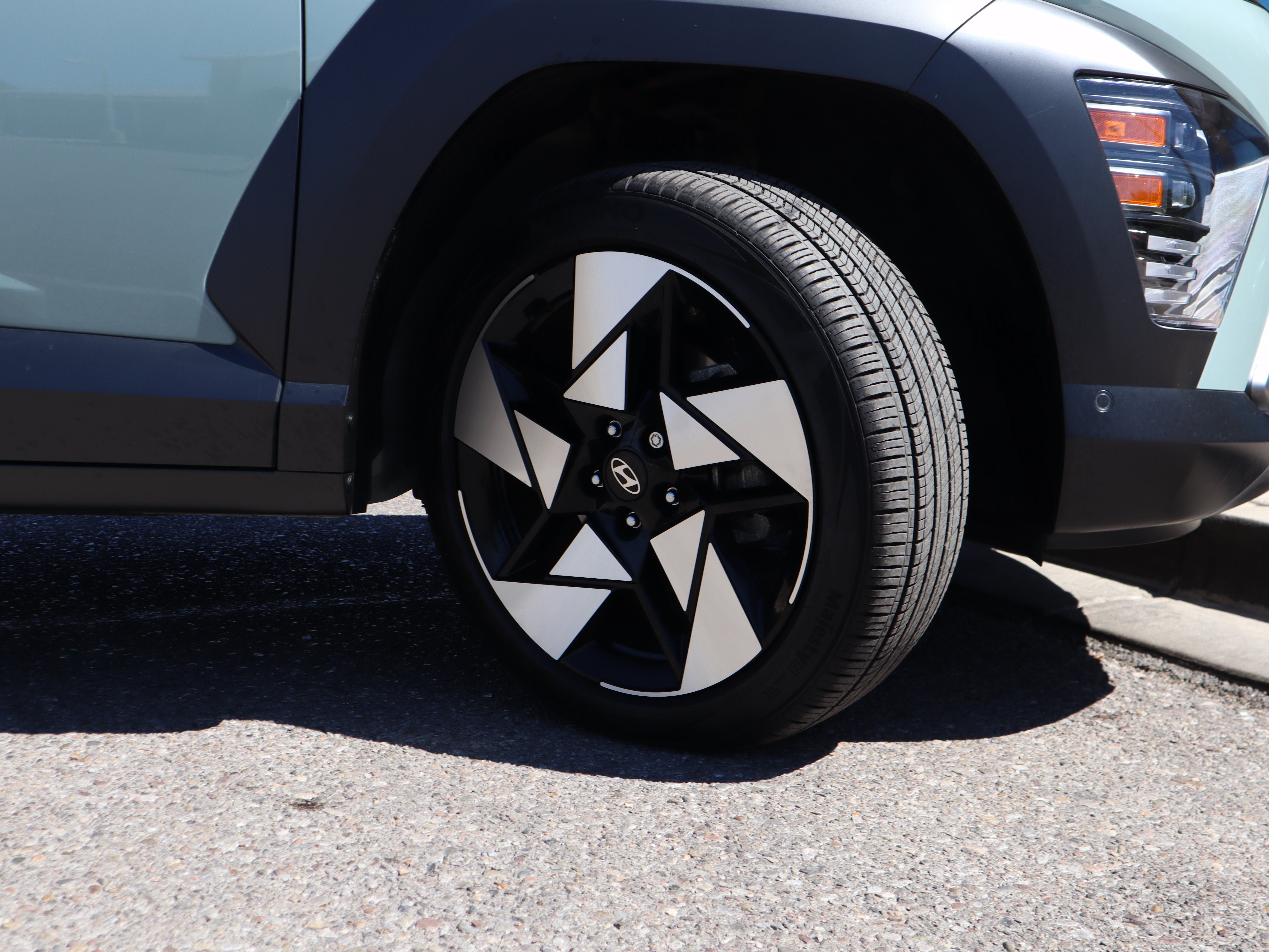 Used 2024 Hyundai Kona Limited AWD/4WD image 13