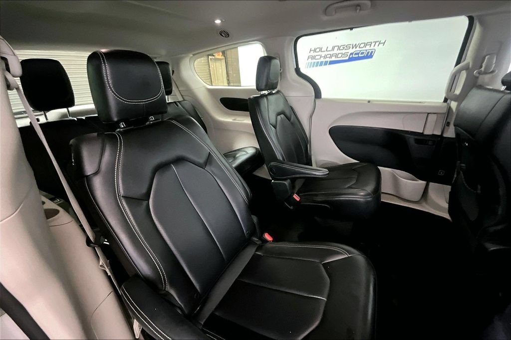 Used 2023 Chrysler Pacifica Touring-L FWD image 22