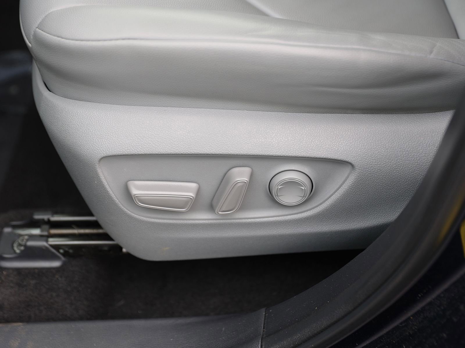 Used 2023 Toyota Highlander XLE AWD/4WD image 18