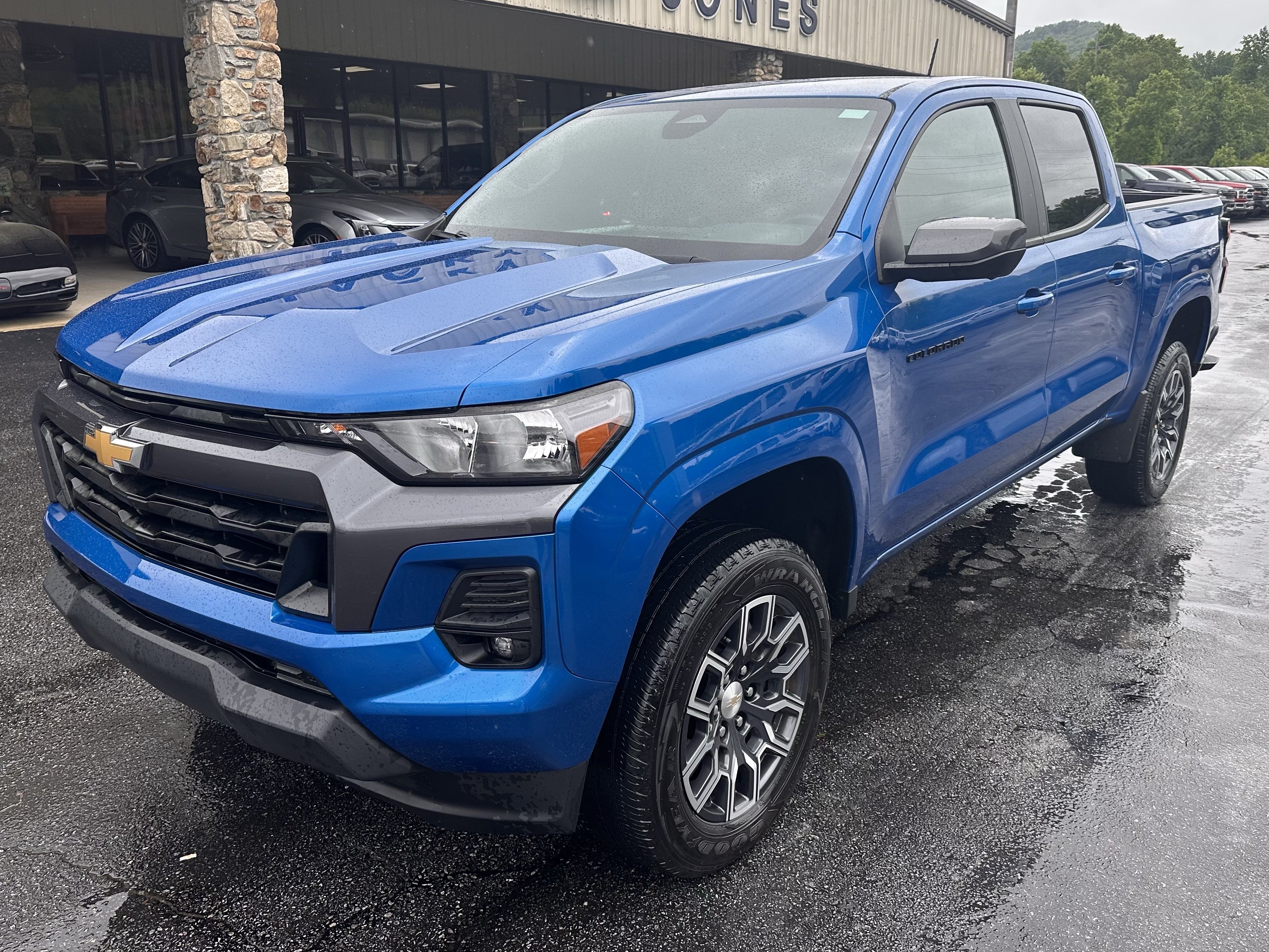 Used 2023 Chevrolet Colorado LT w/ LT Convenience Package II RWD image 2