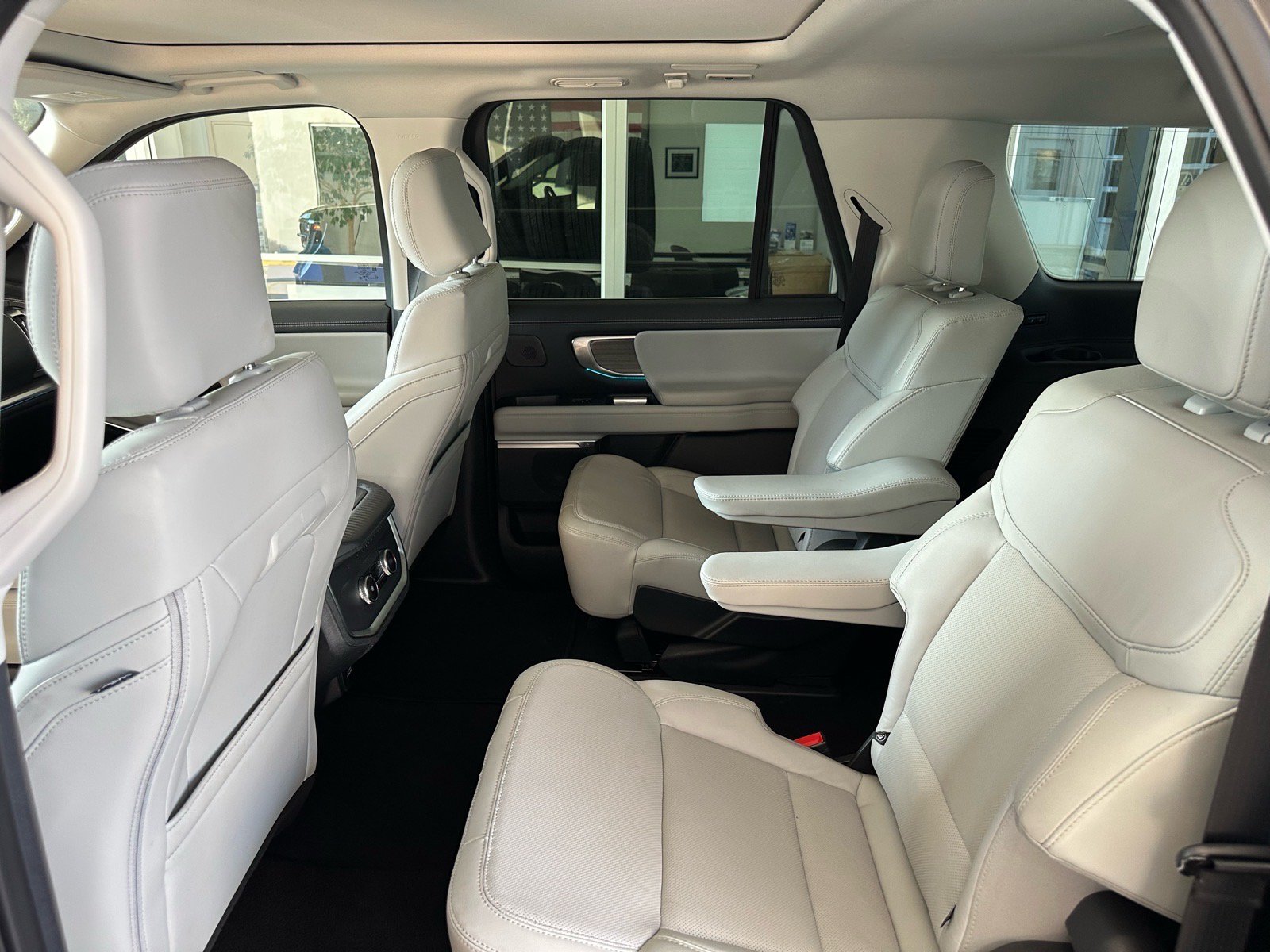 Certified 2025 Ford Expedition Max Platinum w/ Driver's Package AWD/4WD image 22
