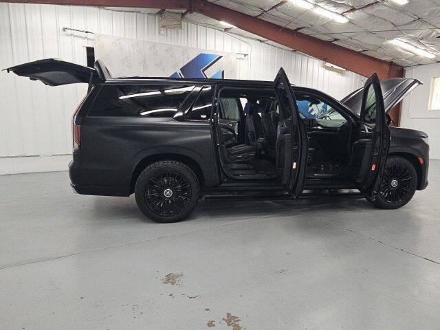Used 2023 Cadillac Escalade ESV Premium Luxury Platinum AWD/4WD image 38