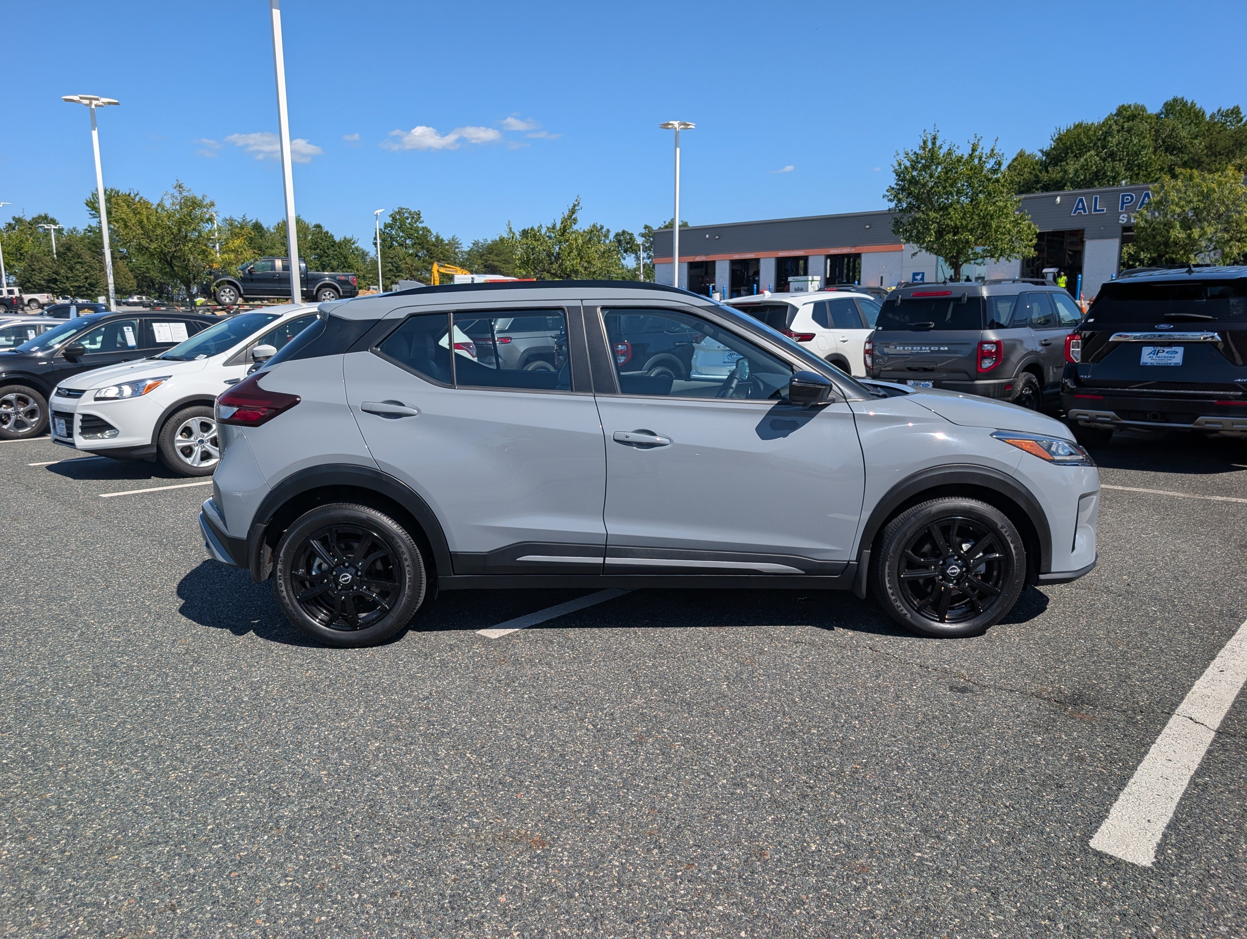Used 2023 Nissan Kicks SR w/ SR Premium Package FWD image 2