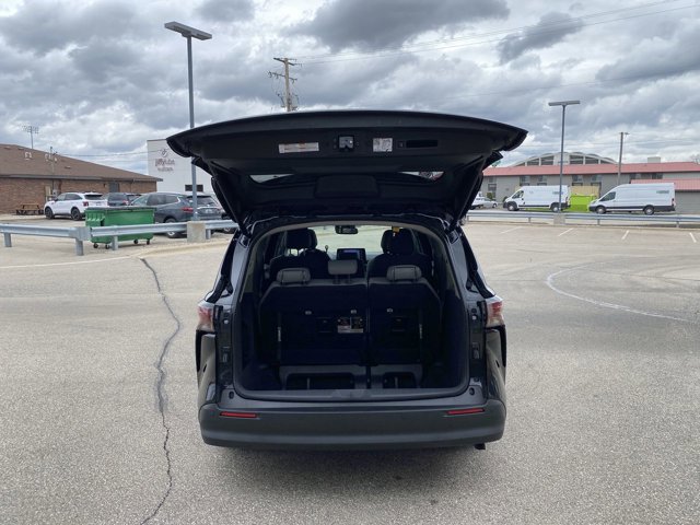 Used 2024 Toyota Sienna XLE w/ XLE Plus Package FWD image 23