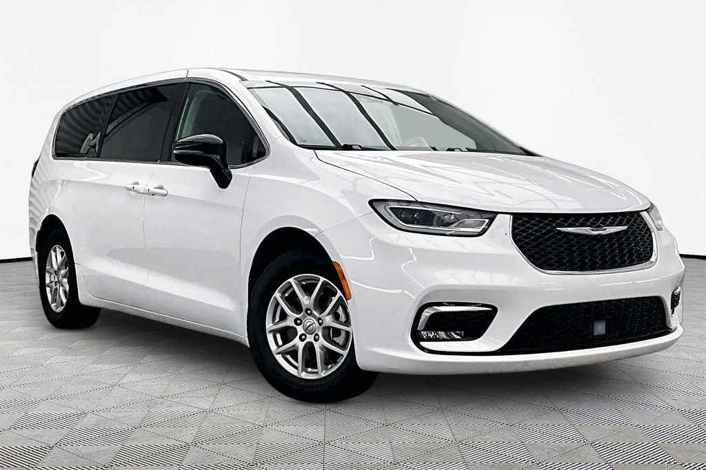 Used 2024 Chrysler Pacifica Touring-L FWD image 12