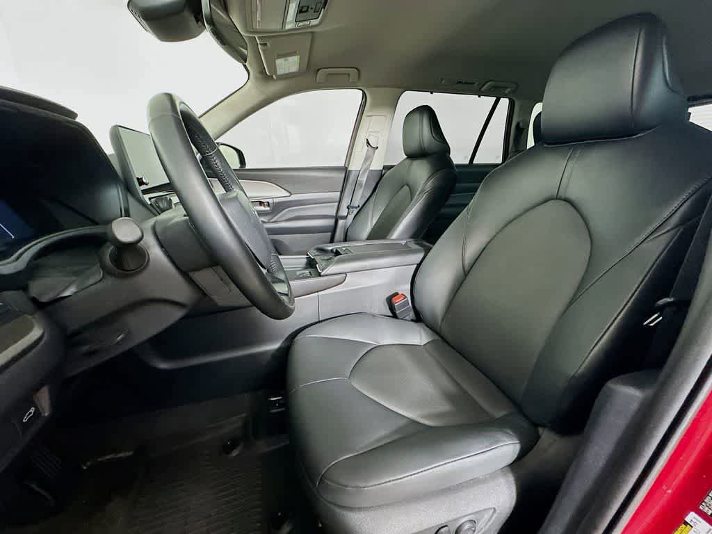 Used 2024 Toyota Grand Highlander AWD image 12