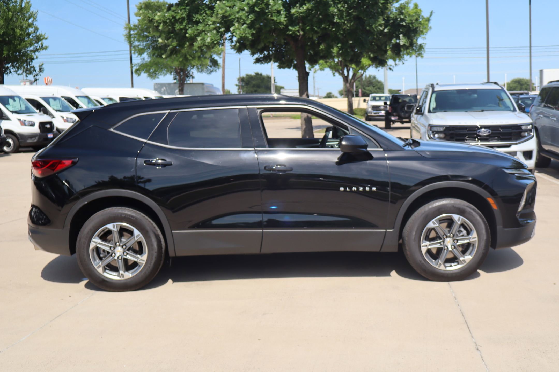 Used 2024 Chevrolet Blazer LT w/ Convenience Package FWD image 2