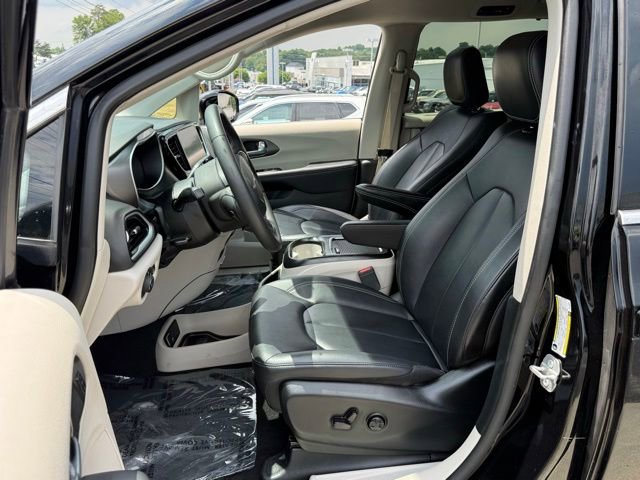 Used 2024 Chrysler Pacifica Touring-L FWD image 14