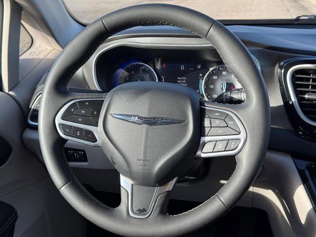 Used 2024 Chrysler Pacifica Touring-L image 13