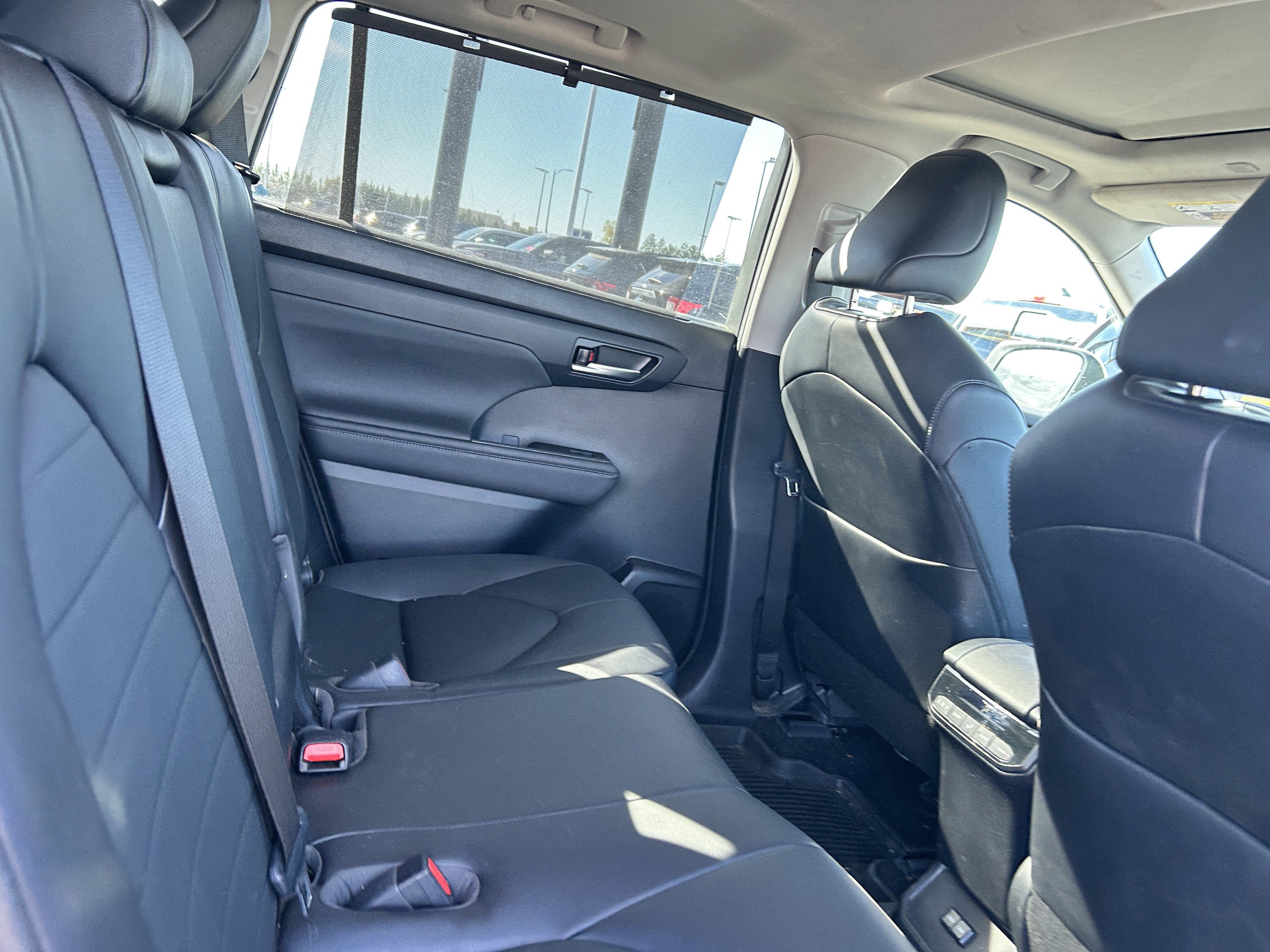 Used 2023 Toyota Highlander XLE AWD/4WD image 12