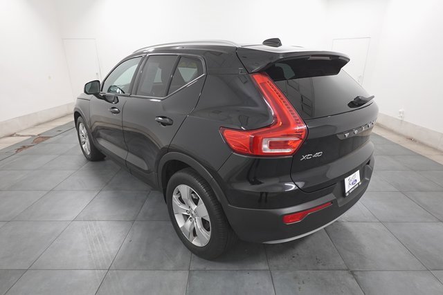Used 2022 Volvo XC40 T5 Momentum image 3