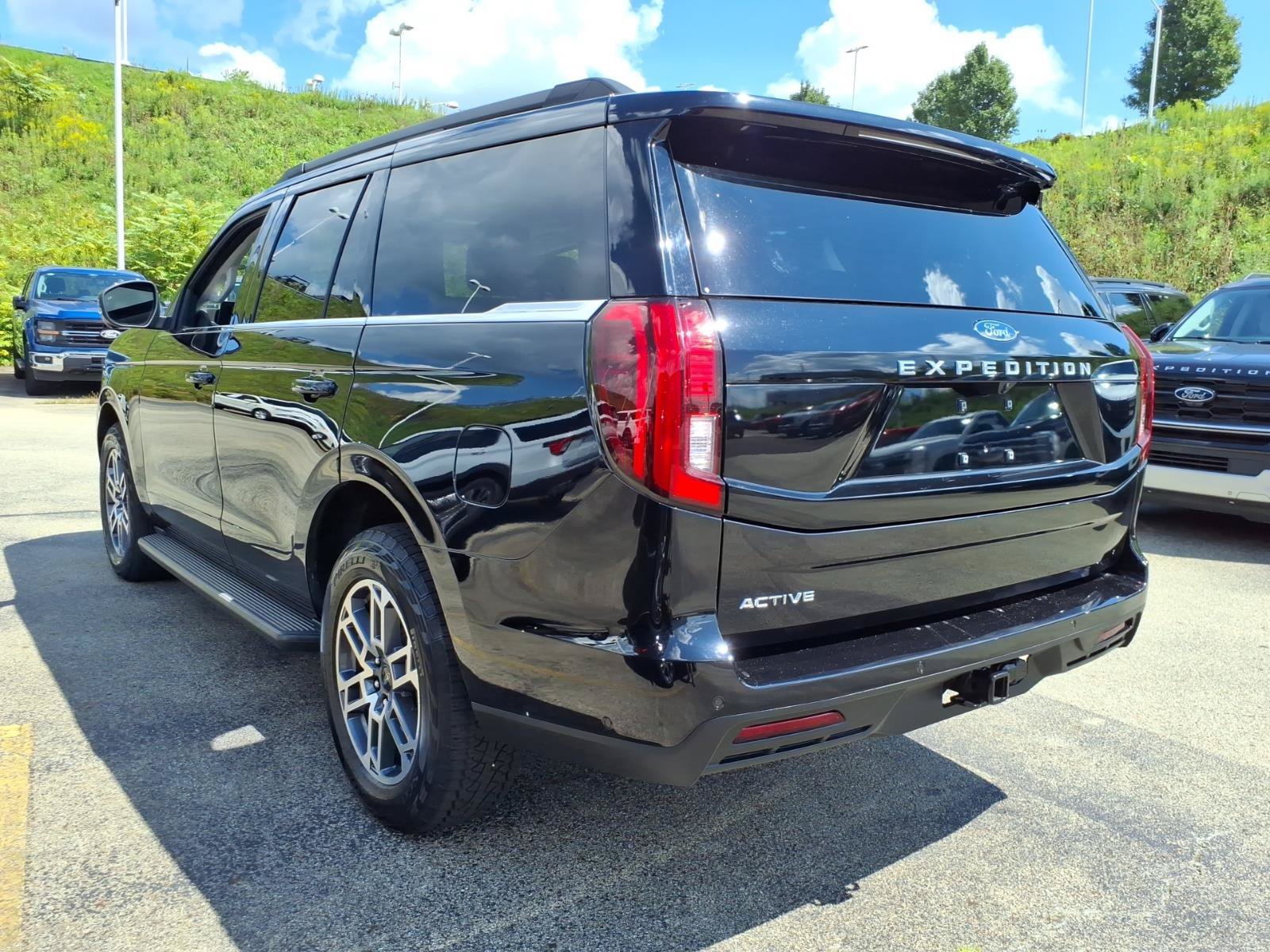 Certified 2025 Ford Expedition Active AWD/4WD image 4