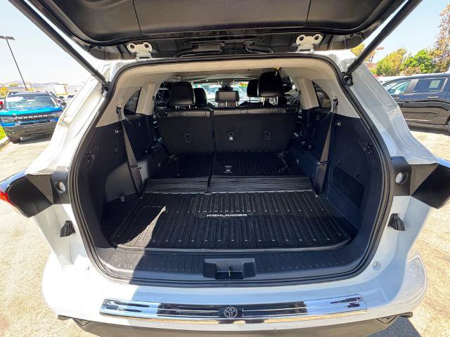 Used 2025 Toyota Highlander XLE FWD image 12