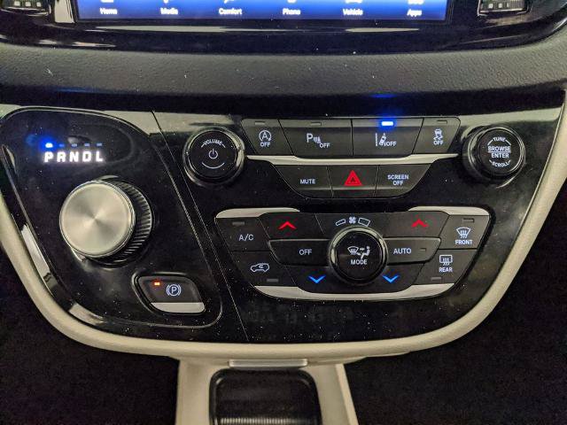 Used 2024 Chrysler Pacifica Touring-L FWD image 10