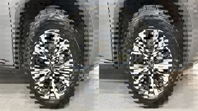 Used 2023 Nissan Rogue SV image 2