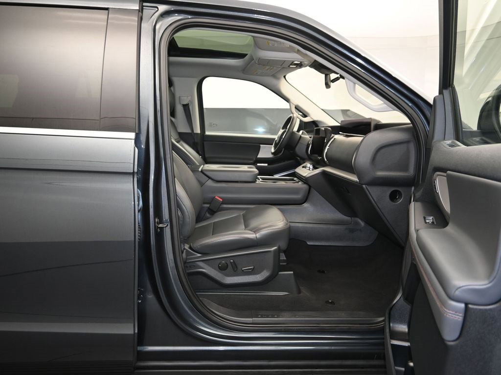 Certified 2025 Ford Expedition Active image 43