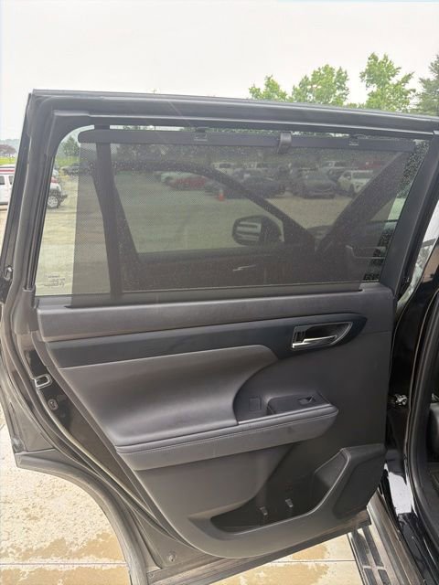 Used 2024 Toyota Highlander XLE AWD/4WD image 33