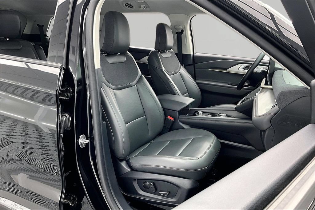 Certified 2025 Ford Explorer Active w/ Active Comfort Package AWD/4WD image 7