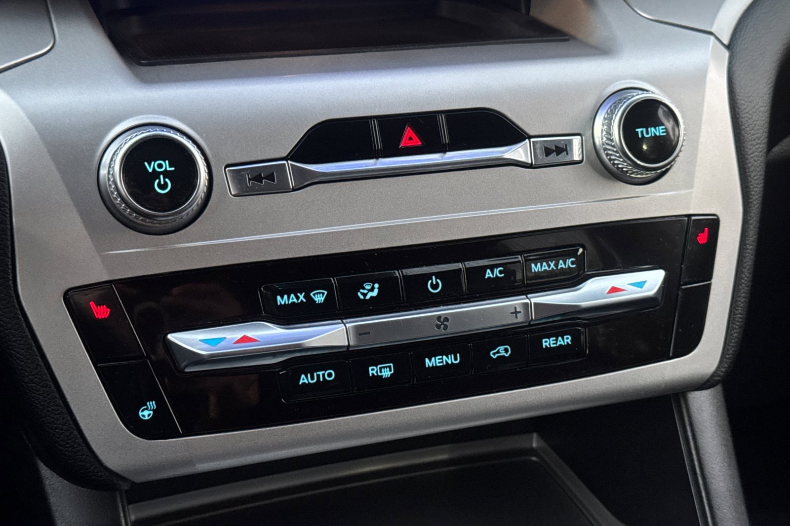 Certified 2022 Ford Explorer XLT w/ Equipment Group 202A image 21