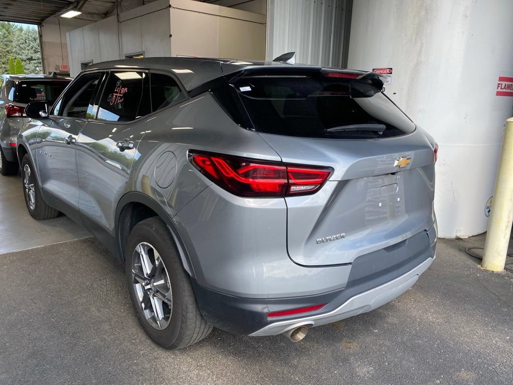 Used 2025 Chevrolet Blazer LT FWD image 3