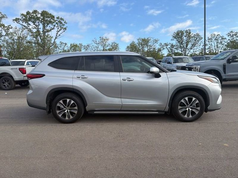 Used 2023 Toyota Highlander XLE FWD image 5
