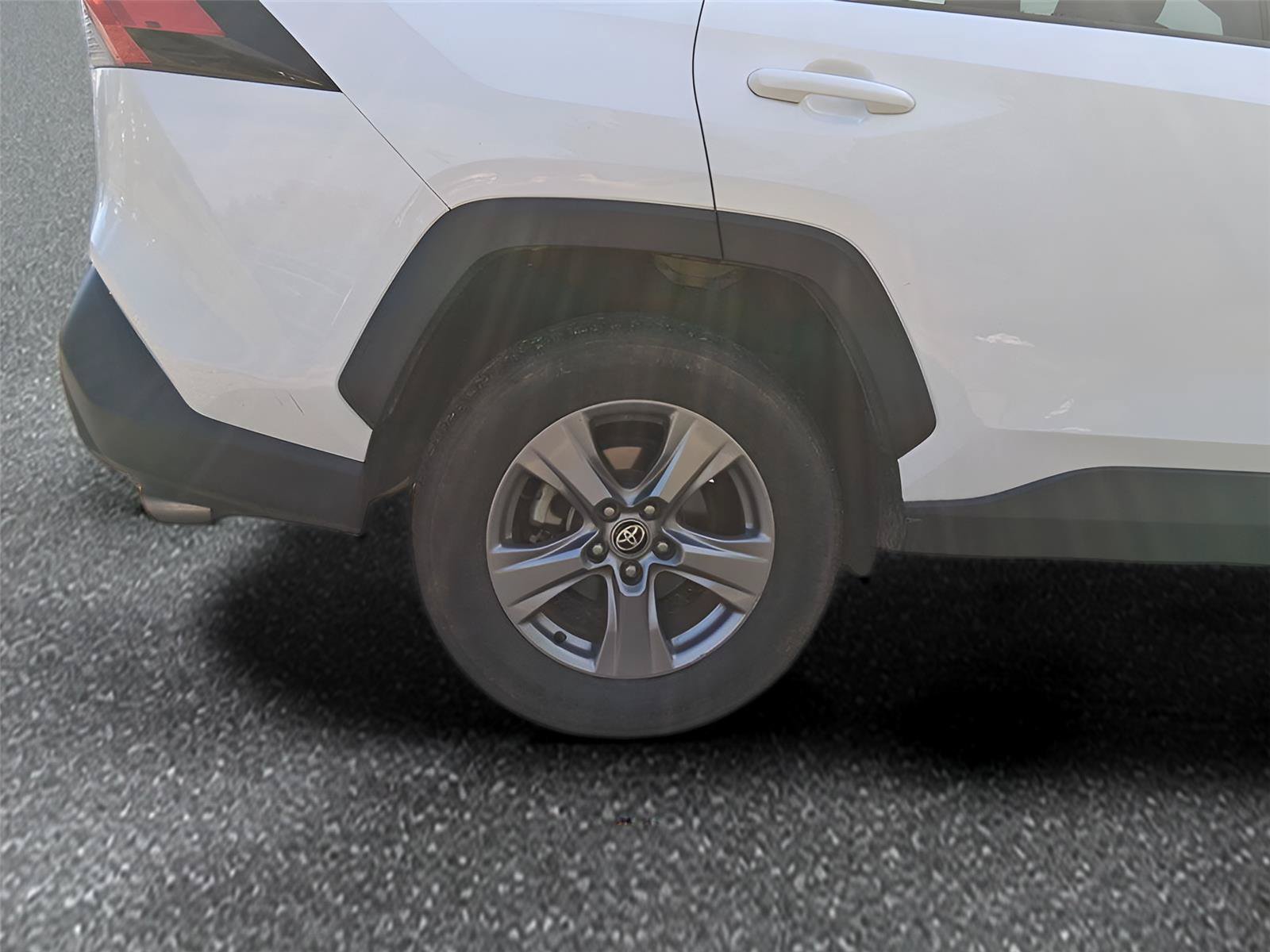 Used 2022 Toyota RAV4 XLE AWD/4WD image 7