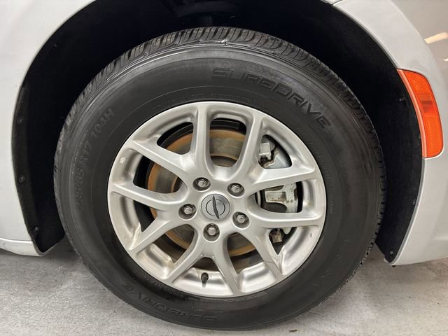 Used 2023 Chrysler Pacifica Touring-L image 2