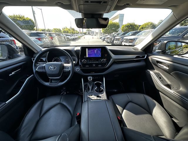 Used 2024 Toyota Highlander XLE AWD/4WD image 3