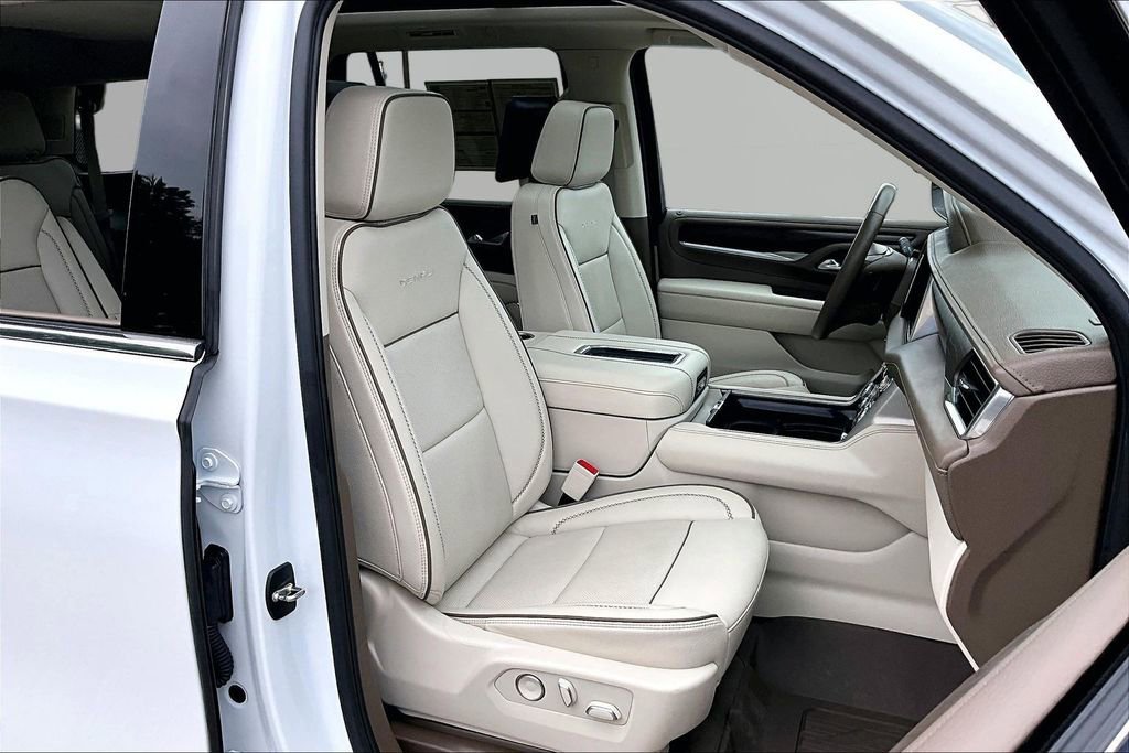 Used 2024 GMC Yukon Denali w/ Advanced Technology Package AWD/4WD image 7