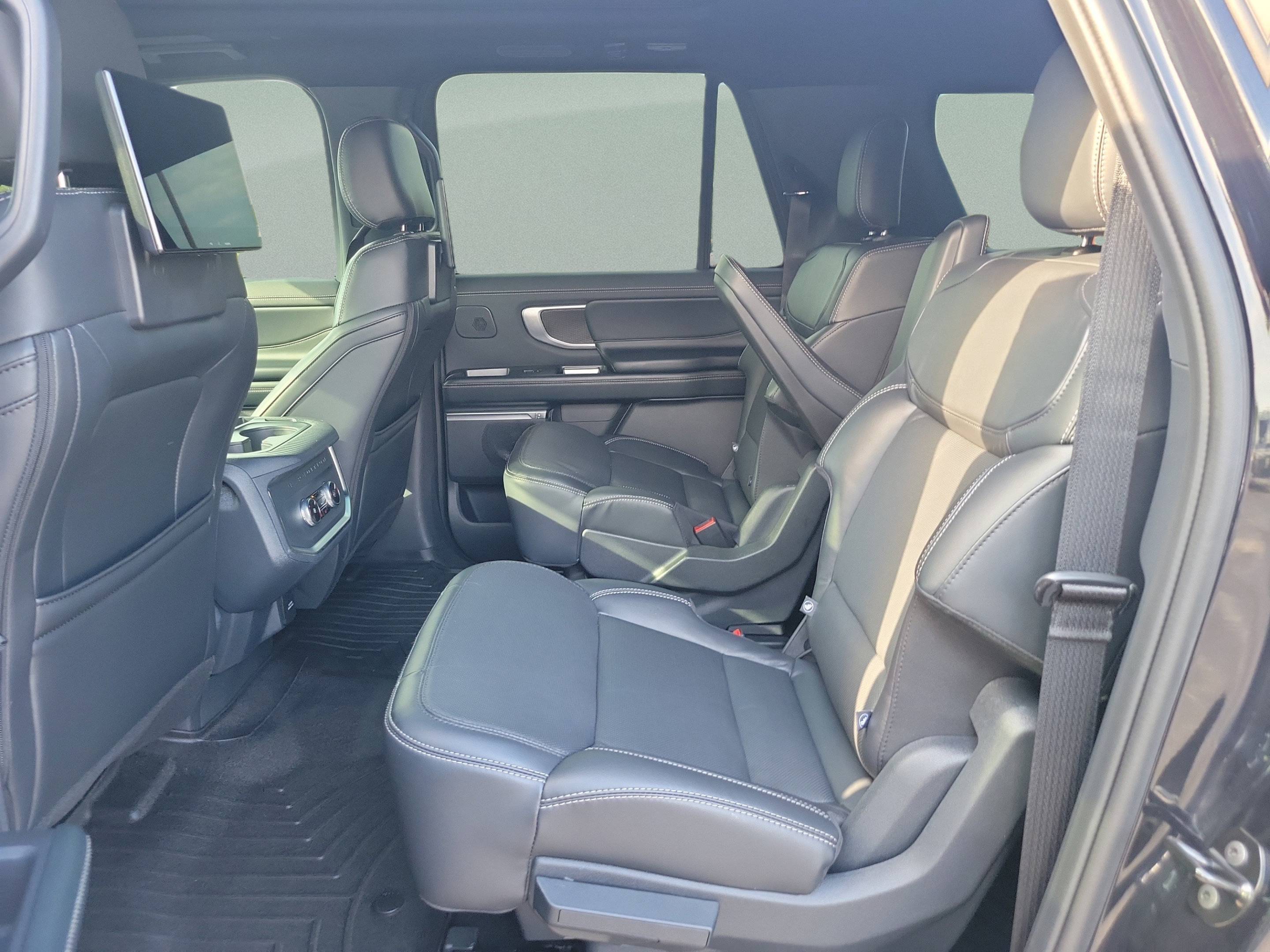 Certified 2026 Ford Expedition Max Platinum w/ Stealth Performance Package AWD/4WD image 11