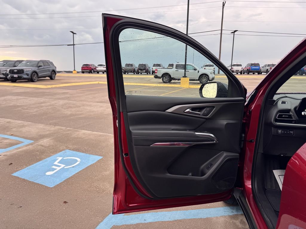 Used 2025 Chevrolet Traverse LT image 6