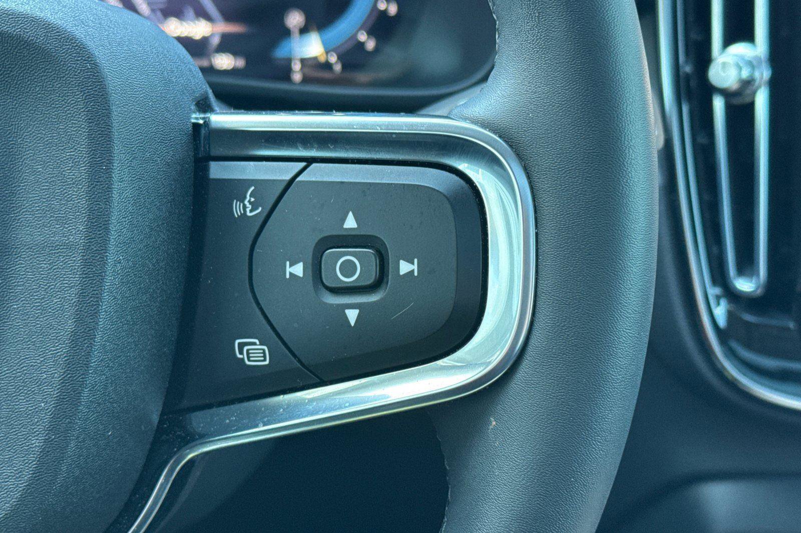 Used 2023 Volvo XC40 B5 Ultimate w/ Protection Package Premier image 22