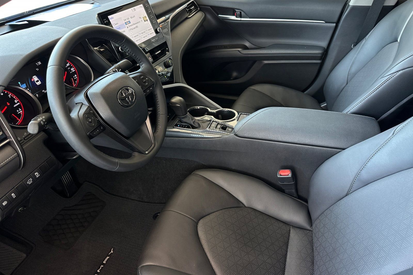 Used 2023 Toyota Camry XSE FWD image 9