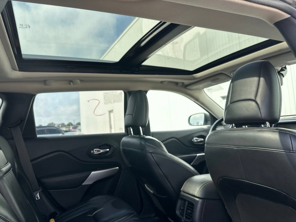 Used 2018 Jeep Cherokee Latitude Plus w/ Comfort/Convenience Group AWD/4WD image 29