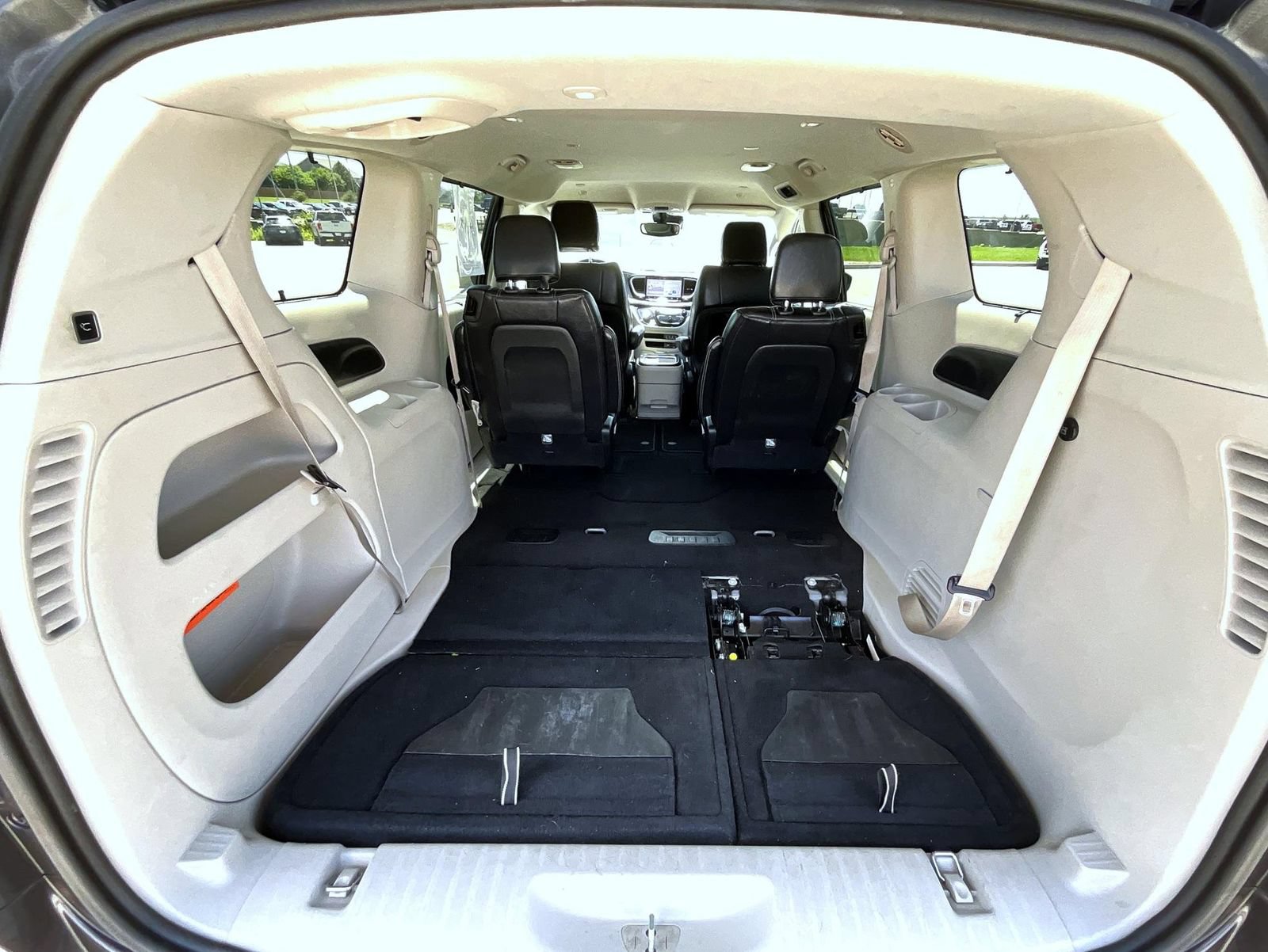 Used 2022 Chrysler Pacifica Touring-L FWD image 23