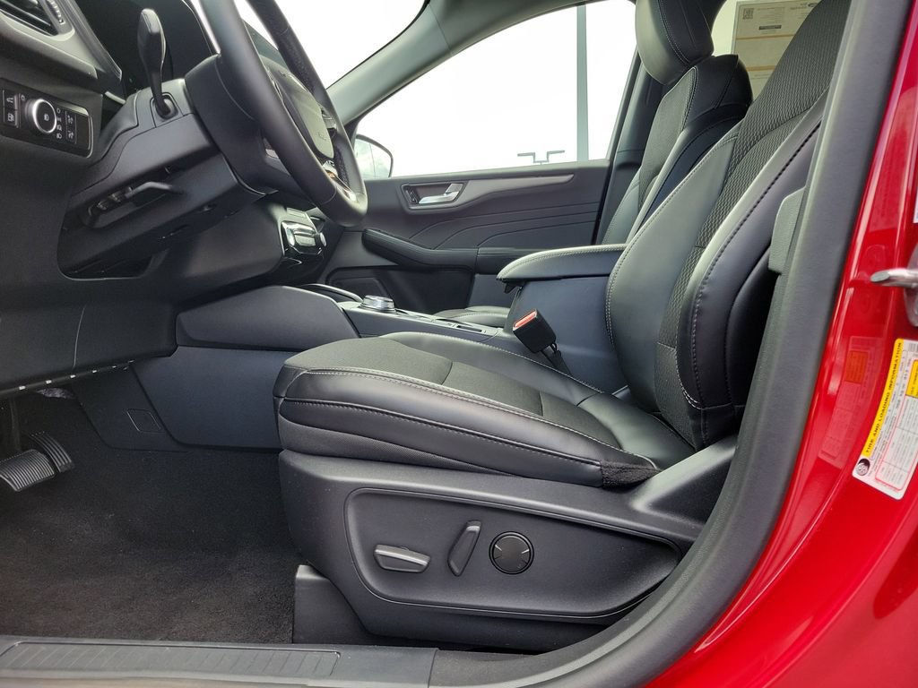 Certified 2025 Ford Escape SE FWD image 19