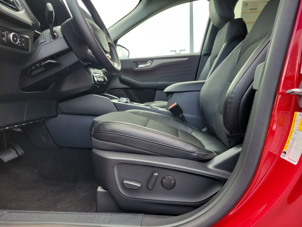 Certified 2025 Ford Escape SE FWD image 19