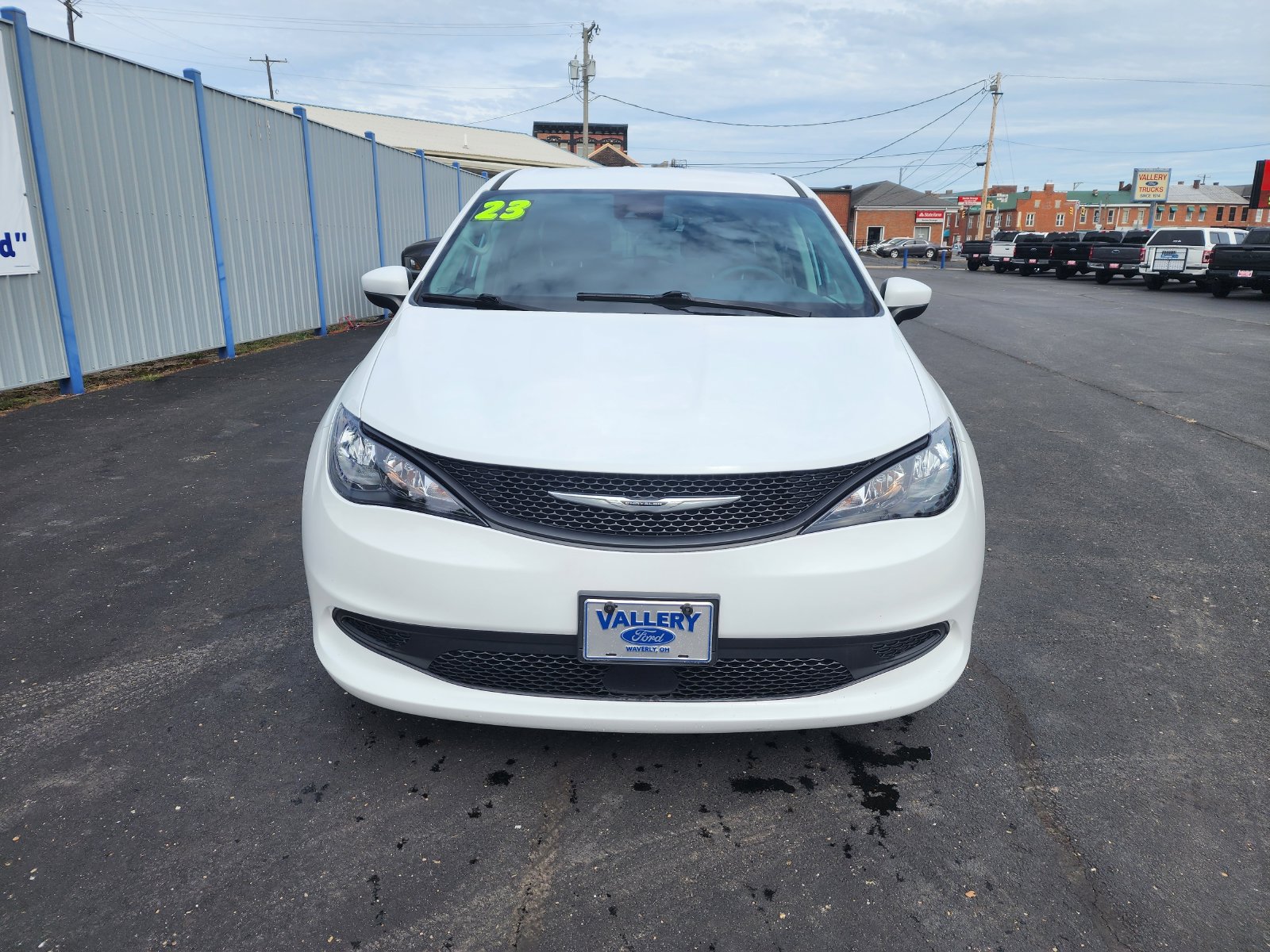 Used 2023 Chrysler Voyager LX FWD image 8