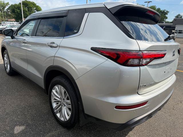 Used 2024 Mitsubishi Outlander ES AWD/4WD image 3